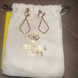 NEVER WORN KENDRA SCOTT EARRINGS